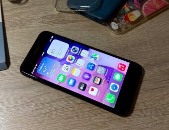 Apple iPhone SE 2 64gb černý- pěkný stav, kryty, IOS 26 - 6