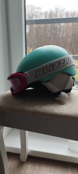 Lyže 130, helma,  hůlky. - 6