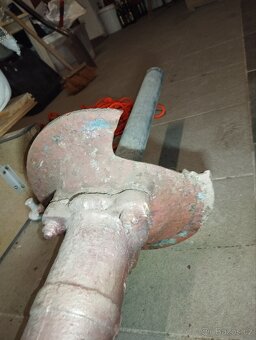 Litinová masivní stará ruční pumpa - 6