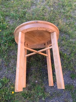 Kulatý masivní stůl po renovaci – 72 × 78 cm - 6