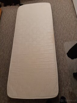 Stůl, křesla a matrace z karavanu. - 6