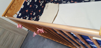 Dřevěná dětská postýlka + matrace + mantinely. - 6