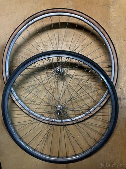 Prodám dvě přední kola 25x630 pro kolo Favorit - 6