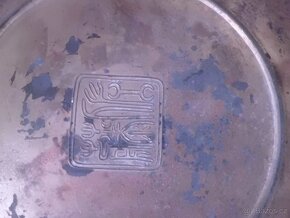 Starodávný Kovový velký Talíř s GEJŠAMI - JAPONSKO - ZNAČENO - 6