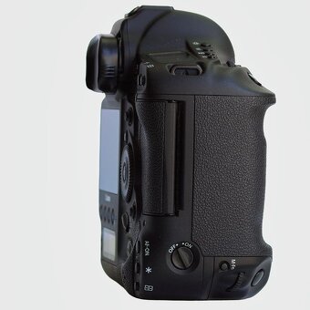 Prodám bývalou profesionální vlajkovou loď CANONu EOS-1Dx - 6