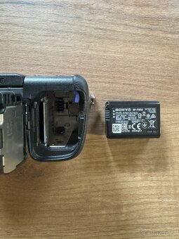 Sony A6400 + 2 objektivy + příslušenství – VÝBORNÝ stav - 6