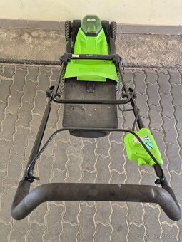 Kvalitní akumulátorová rotační sekačka na trávu GreenWorks - 6