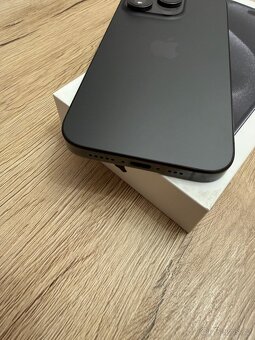 iPhone 15 Pro 256GB Černý titan - 6