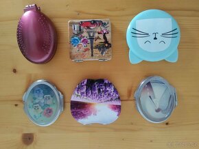 kosmetické zrcátko, hřeben na vlasy, sluneční brýle, štětec - 6