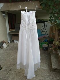 Dlouhé bílé svatební šaty s korálkovým zdobením - 6