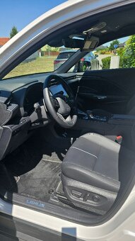 Lexus LBX - 6