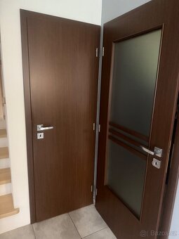 Kuchyně, stůl,dveře, obývací stena - 6