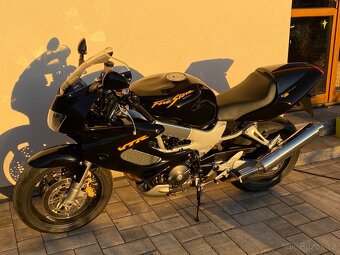 Honda vtr 1000 f super stav - 6