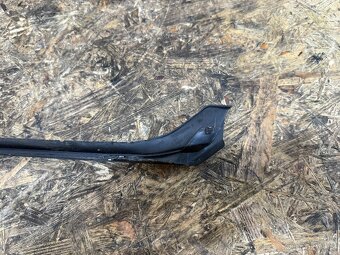 LIŠTY ČELNÍHO OKNA LAND ROVER DISCOVERY SPORT L550 - 6