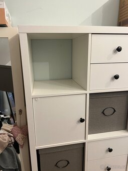 Policová skříň IKEA – bílá, s doplňky - 6