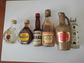 staré mini lahvičky alkoholu - 6
