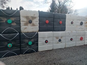 IBC nádrže kontejnery na 1000 litrů černé bílé bez klece - 6
