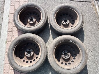 Letní gumy, originál plechové disky VW 205/55 r16 - 6