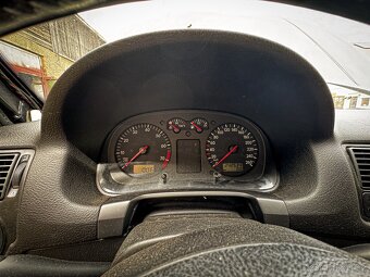 VW GOLF IV 2.3 V5 110 kW AGZ - 6