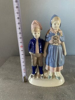 Porcelánová figurka - chlapec a dívka - 6
