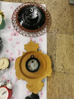 Staré mechanické budíky, nástěnné hodiny. - 6