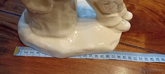 Porcelánová figurka-muž hrající na akordeon - 6