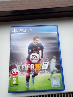 Prodám PS4 1TB - 6
