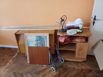Nábytek zdarma k odvozu – regál, skříňky, zrcadlo - 6
