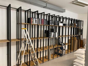 Regály kovové s OSB policemi, vybavení showroomu - 6