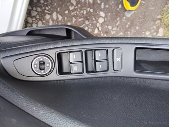 Hyundai i20 1.2 benzín, 56000km, TRIKOLOR PREMIUM PLUS - 6