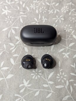 JBL Live Free NC+ TWS černá - 6