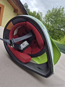 Prodám dětskou motokros přilbu - 6