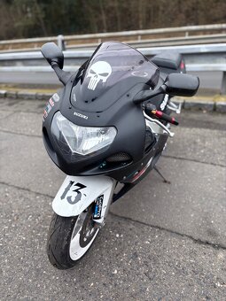 Suzuki gsxr 600 k1 - 6