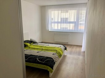 Pronájem bytu 2+kk s lodžií, garážovým stáním a sklepem – Hr - 6