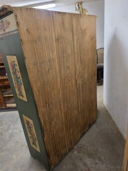 Malovaná skříň po celkové starší renovaci - 6