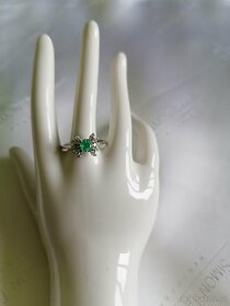Zlatý luxusní prsten s diamanty 0,25 ct a smaragdem - 6