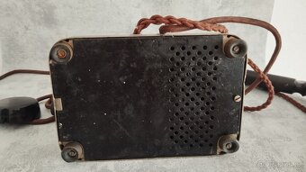 Krásný prvorepublikový starý telefon na kliku, štítek Praha - 6