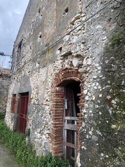 Prodej usedlosti 128 m2, pozemky 2.158 m2, Pace Del Mela, Si - 6