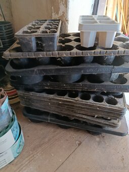 Mix květináčů, obrubníků, sadbovačů za celkem 200 Kč - 6