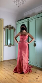 Minimalistické luxusní hedvábné nové plesové šaty s vlečkou - 6