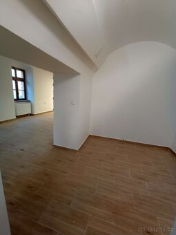 Pronájem obchodní nebytové prostory Netolice, Mírové náměstí - 6
