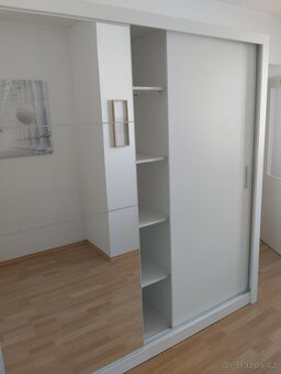 Velká trojdílná šatní skříň. - 6