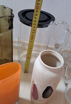 Vázy, šálky, džbány, tácek, prkýnko, odměrka,... - 6