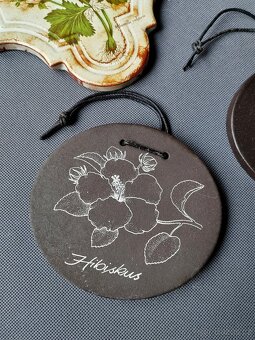 Sada keramických dekorativních plaket s rostlinným motivem - 6