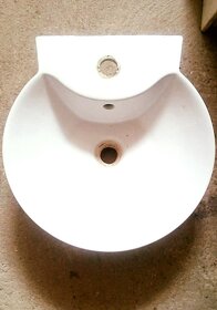 umyvadla,dva válečky na malování, zrcadlová skříňka - 6