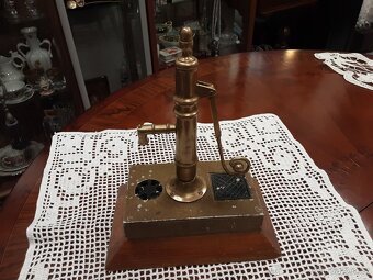 Retro mosazný model staré vodní pumpy - 6