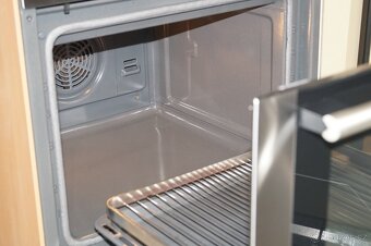 Nerezový vestavný sporák Siemens HE764560 , vyjížděcí dveře - 6