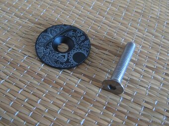 Nová hliníková krytka představce 1 1/8" VYCE Stem Cap - 6
