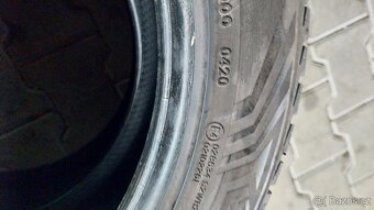 Prodám 2 x celoroční pneu Vredestein 215/50/18 - 6