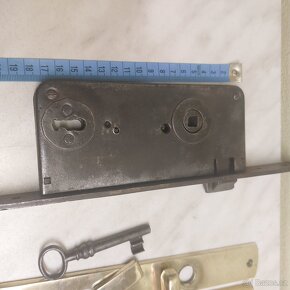 Prodám starý dveřní zámek kompletní s klíčem funkční +štítky - 6